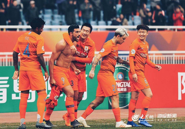  勒沃库森定位球战术奏效，头球接力攻破对手大门